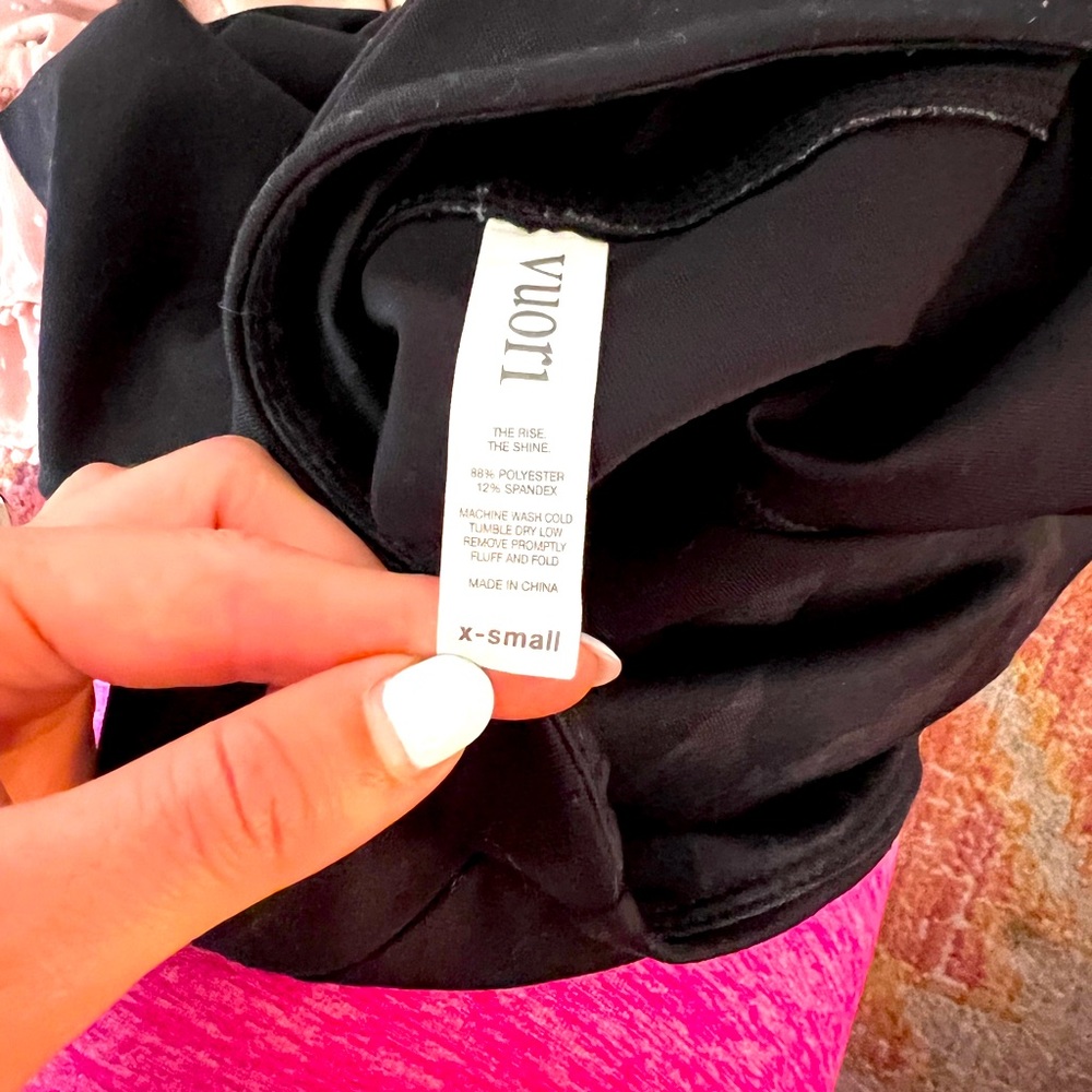 Vuori scrunch bottom black leggings